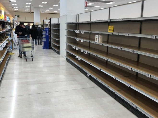 Prazne police u supermarketima u Napulju, a na pumpama nema goriva