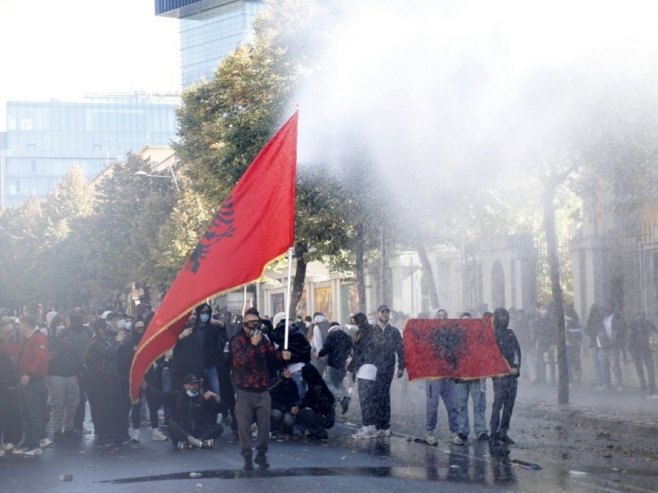 Sukobi u Tirani nakon bacanja Molotovljevog koktela na kancelariju premijera