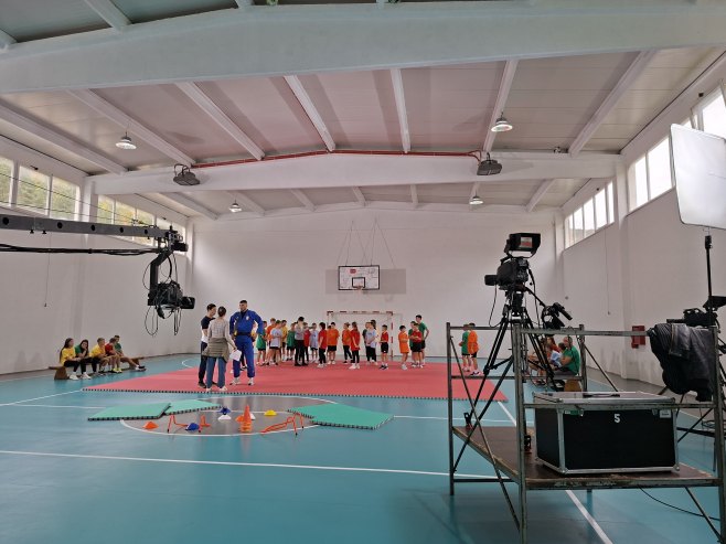Ždrale u Јezeru trenirao sa učenicima u emisiji RTS-a "Treniraj sa šampionom"