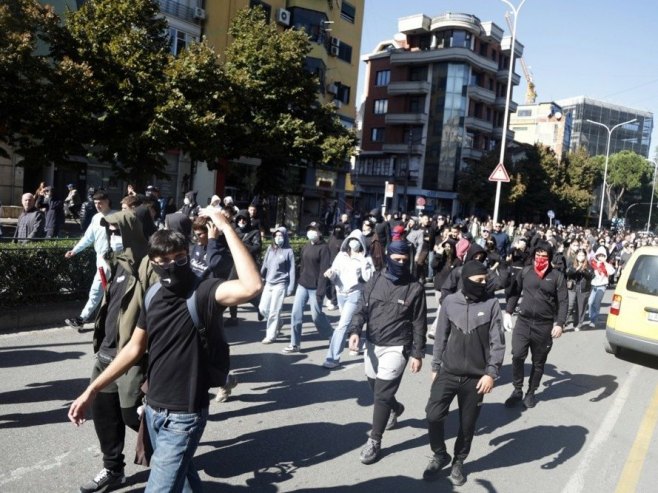 Tirana: Tenzije na protestu ispred Raminog kabineta, policija koristila vodene topove