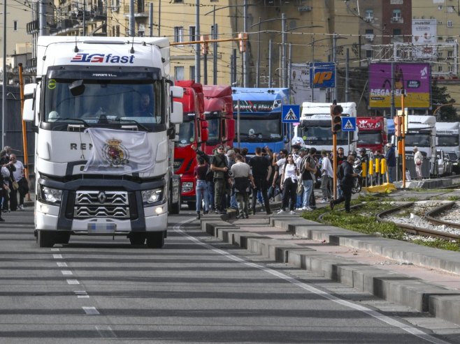 Italija: Nastavlja se protest kamiondžija na jugu, uklonjene blokade na putevima Italija: Nastavlja se protest kamiondžija na jugu, uklonjene blokade na putevima