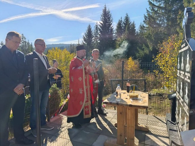 U Strojicama osveštano spomen-obilježje poginulim srpskim borcima