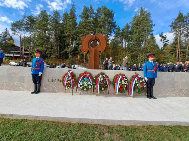 Položeni vijenci kod Spomenika "Sabornost" na Trgu stvaralaca Republike Srpske (FOTO)
