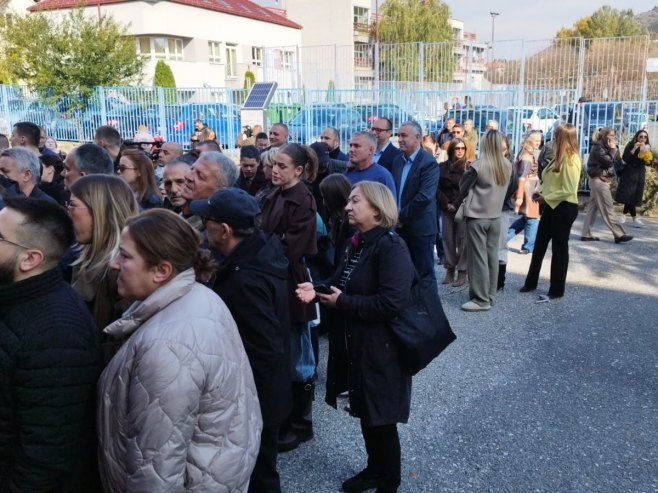 Izbori u Srbiji - redovi ispred biračkih mjesta; Do 12 časova glasalo 34,55 odsto birača