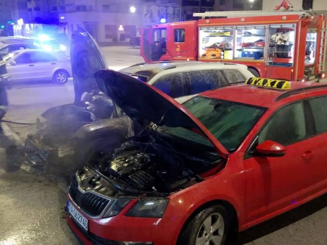 Dva automobila izgorjela na Palama (FOTO)
