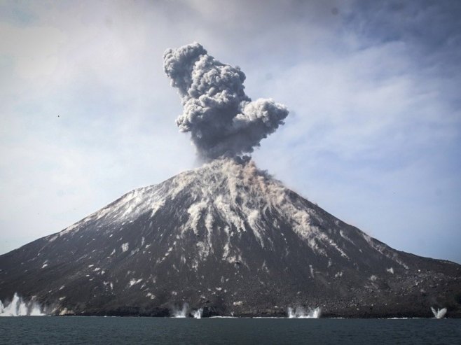 U Indoneziji ponovo eruptira vulkan koji je izazvao smrtonosni cunami 2018. godine (VIDEO)
