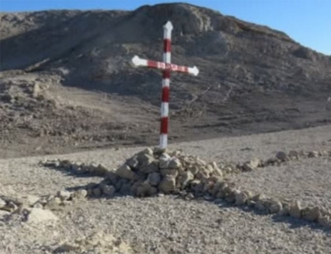 Ustaška šahovnica iscrtana na pravoslavnom krstu na Pagu