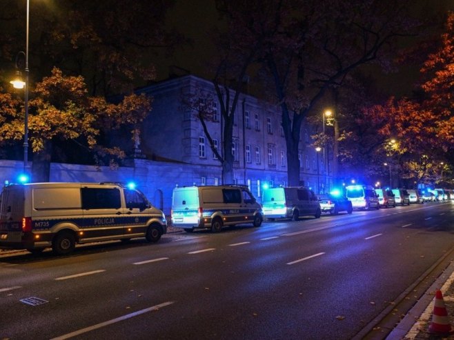 Policija ispred Ustavnog suda Poljske (Foto: EPA/RADEK PIETRUSZKA POLAND OUT) Policija ispred Ustavnog suda Poljske (Foto: EPA/RADEK PIETRUSZKA POLAND OUT) -