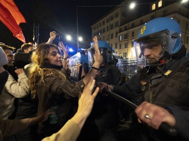 Demonstracije u Rimu (foto: EPA/MASSIMO PERCOSSI) - 